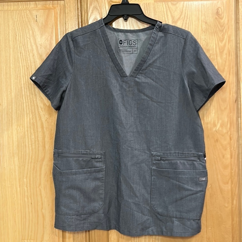 Figs Accra Limited Edition Graphite
Scrub Top 6 Pocket Feather Print